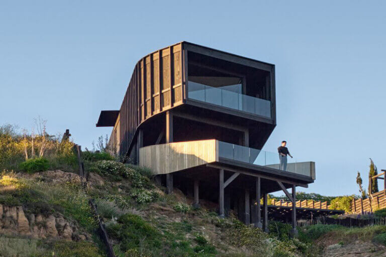 Casa suspensa de madeira tem vista deslumbrante para o oceano