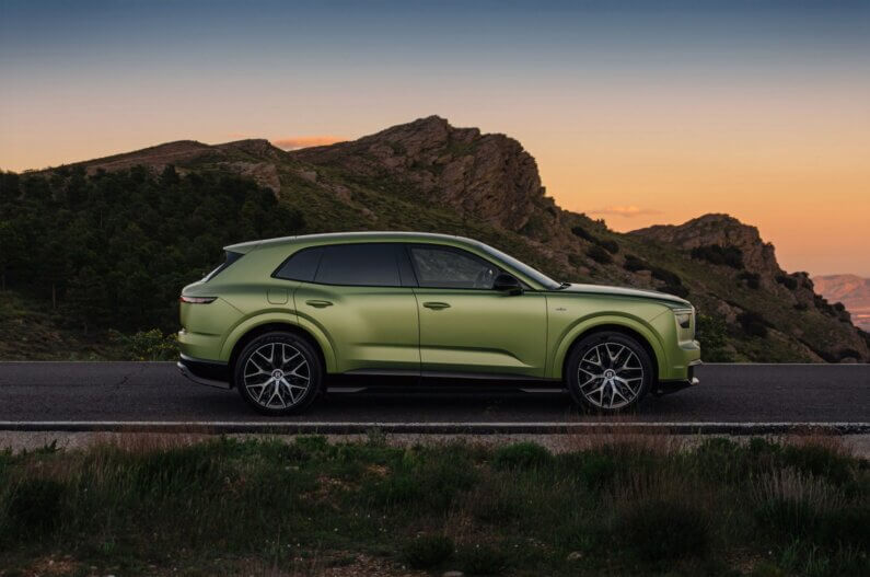 Imagem lateral do SUV Torcal na cor verde abacate ilustra o post cujo título diz que o Torcal é o primeiro carro totalmente elétrico da Bentley.