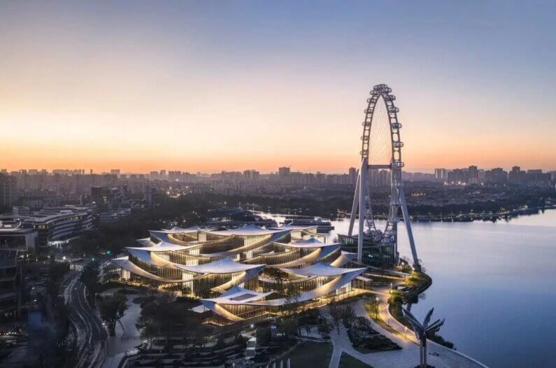 Imagem aérea do museu ilustra o post cujo título diz que o museu de arte mais novo da China reinventa o infinito.