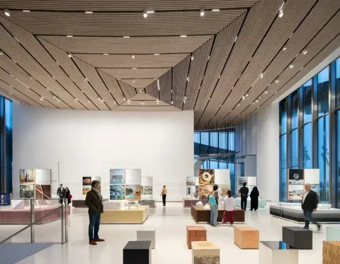 Imagem interna do museu ilustra o post cujo título diz que o museu de arte mais novo da China reinventa o infinito.