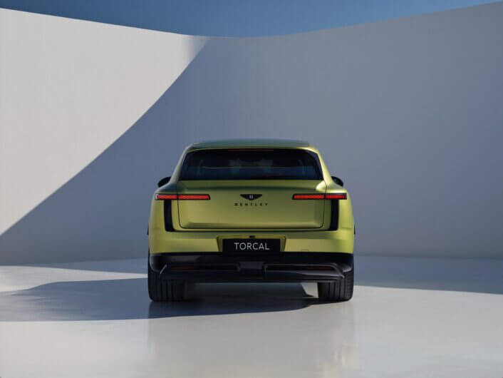 Imagem da traseira do SUV Torcal na cor verde abacate ilustra o post cujo título diz que o Torcal é o primeiro carro totalmente elétrico da Bentley.