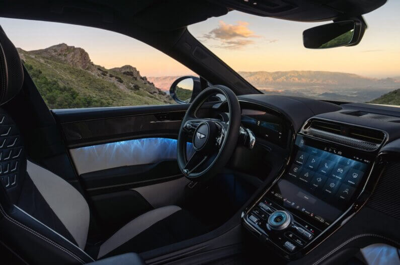 Imagem so interior do SUV Torcal na cor verde abacate ilustra o post cujo título diz que o Torcal é o primeiro carro totalmente elétrico da Bentley.