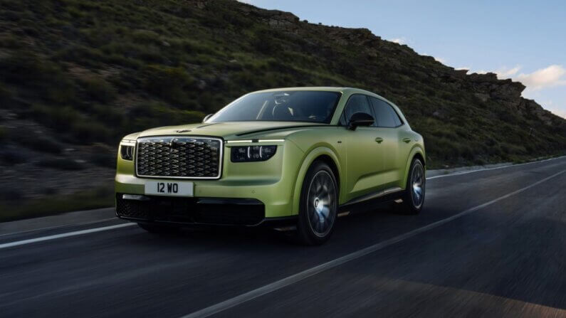 Imagem da traseira do SUV Torcal na cor verde abacate ilustra o post cujo título diz que o Torcal é o primeiro carro totalmente elétrico da Bentley.