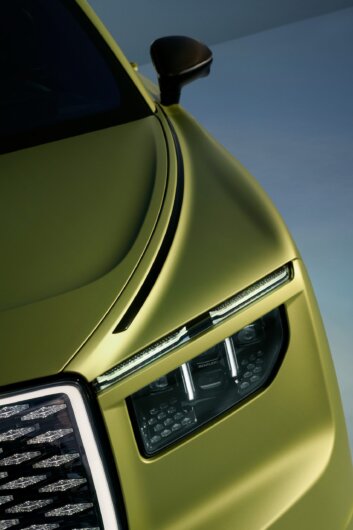 Imagem de detalhes frontais do SUV Torcal na cor verde abacate ilustra o post cujo título diz que o Torcal é o primeiro carro totalmente elétrico da Bentley. O design do Torcal preserva a herança e o DNA da Bentley. Imagem: Bentley /Dezeen /Reprodução.