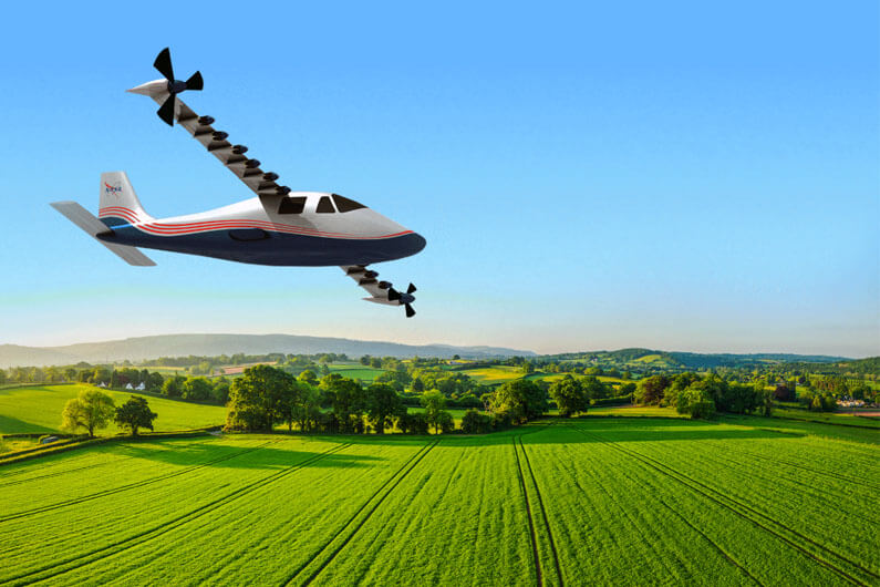 Imagem conceitual de um avião voando sobre campos verdes, para ilustrar que o primeiro avião elétrico da NASA está pronto para testes no ar.