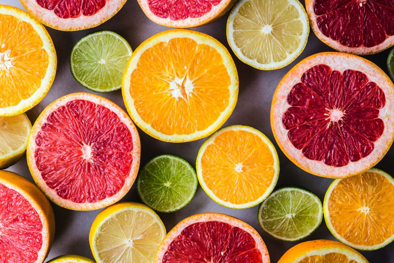 Imagem de frutas cítricas cortadas ao meio para ilustrar que novo substituto do açúcar pode mudar hábitos alimentares | Imagem: Bruna Branco/Unsplash