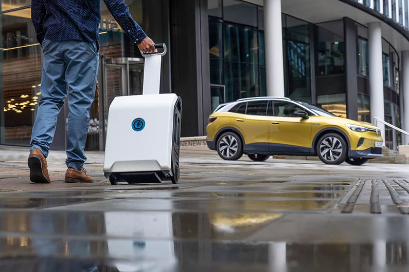 Imagem de uma pessoa arrastando uma bateria portátil sobre rodas para ilustrar que bateria portátil aumenta autonomia de veículos elétricos. Foto: ZipCharge/divulgação