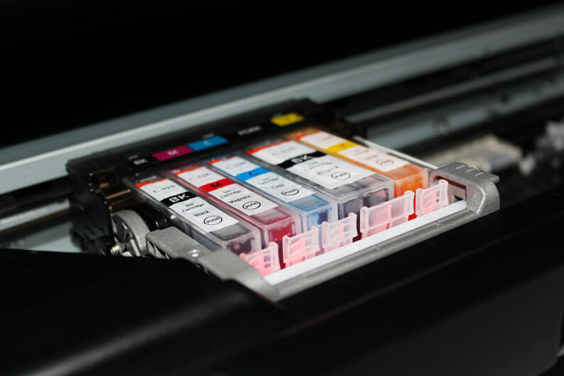 Imagem de cartuchos coloridos para ilustrar que tinta usada de cartucho de impressora vira aditivo para asfalto. Foto: PavelKovar/Pixabay