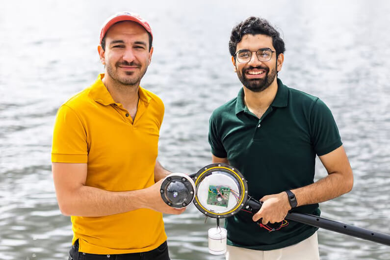 Imagem com dois cientistas ilustrando que câmera fotográfica usa energia do som em vez de bateria. Foto: Adam Glanzman