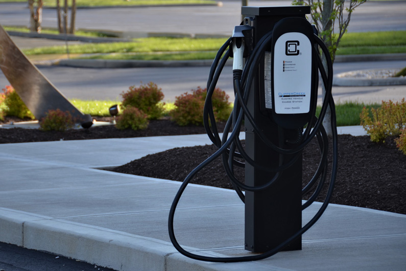 Imagem de uma estação de carregamento de veículos elétricos ilustra o artigo cujo título diz que os veículos elétricos não são verdadeiramente carbono zero