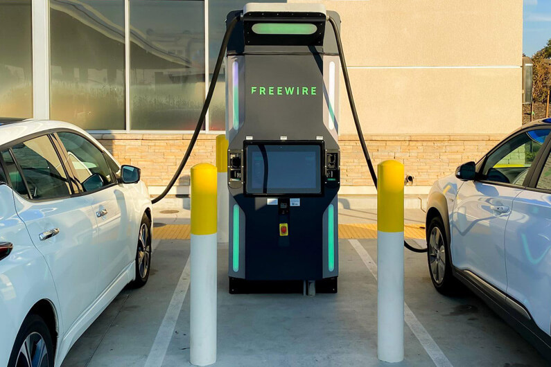 Imagem de uma estação de carregamento alimentando dois EVs para ilustrar que veículos elétricos já podem ser carregados em estações móveis.