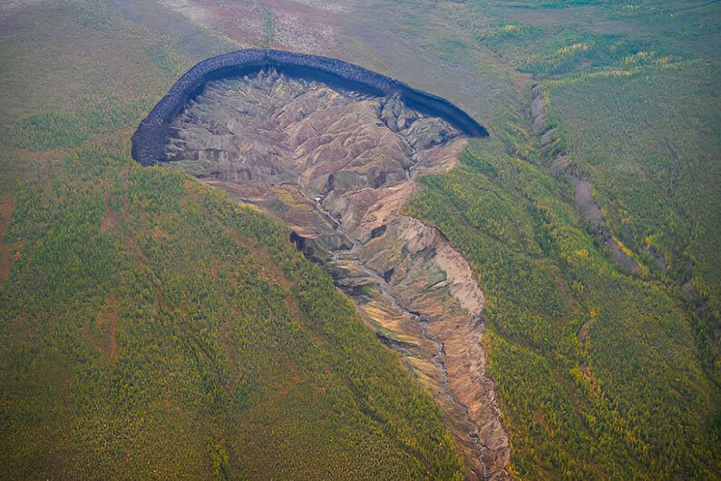 Imagem da batagaika – uma crescente depressão no solo da camada permafrost da Sibéria – ilustra o post cujo título diz que o 'Portal para o Inferno' cresce 991 mil metros cúbicos a cada ano.