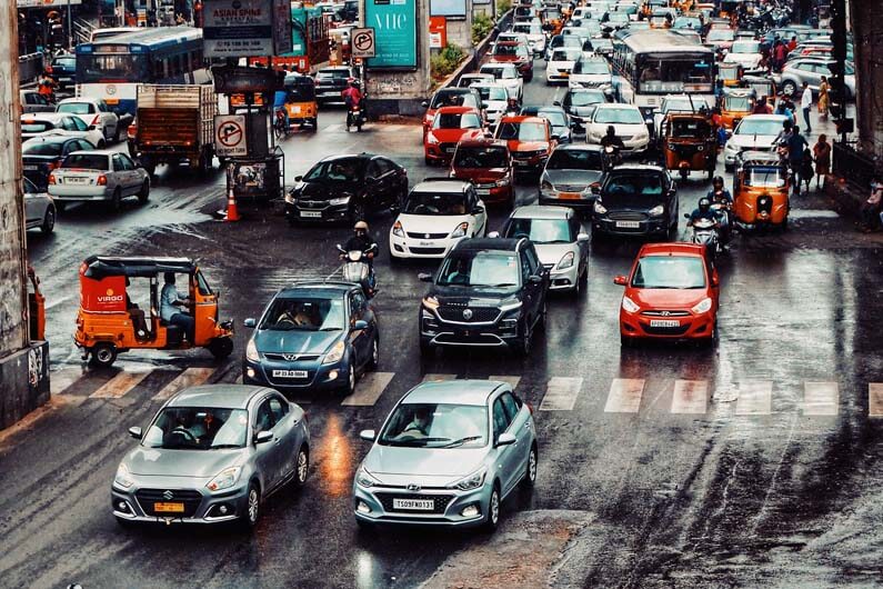 Imagem do congestionamento de uma avenida larga e dupla na Índia ilustra o post cujo título diz que os países ricos estão enviando veículos usados para os emergentes.
