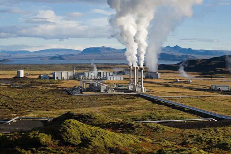 Foto aérea de uma usina de energia geotérmica ilustra o artigo intitulado: Mineração e processamento de lítio para EVs contaminam a água