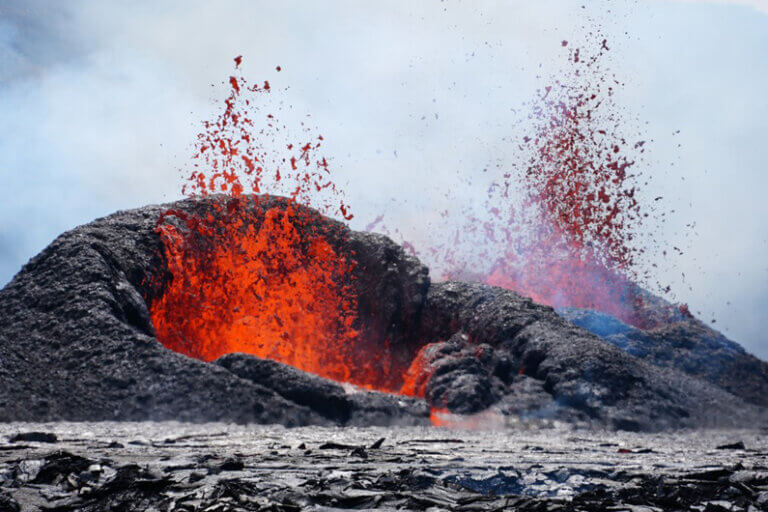 Imagem do vulcão Kilauea em erupção ilustra o post cujo título pergunta: Poderíamos usar vulcões para produzir eletricidade?