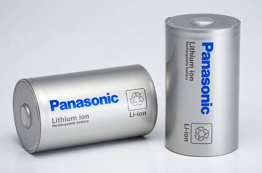 Imagem de duas baterias de íons de lítio da Panasonic ilustra o post sobre a tão esperada bateria de íons de lítio 4680 para veículos elétricos.