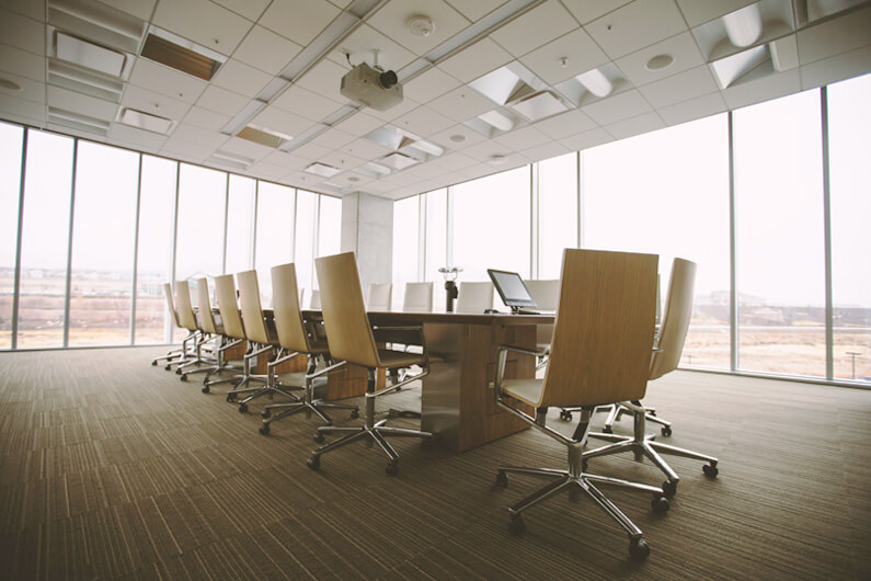 Imagem de uma sala de reuniões empresariais ilustra o artigo cujo título diz que os baby boomers são a chave para a sustentabilidade corporativa.