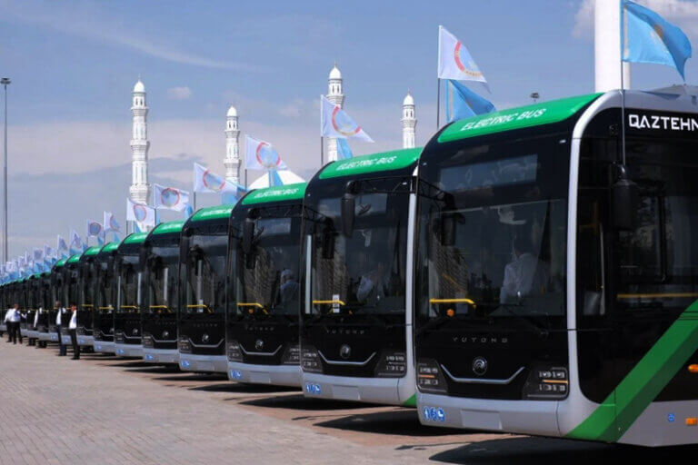 Imagem de vários ônibus produzidos pela empresa chinesa Yutong ilustra o post com o título: O 'kill switch' dos ônibus elétricos chineses é uma ameaça invisível nas ruas?