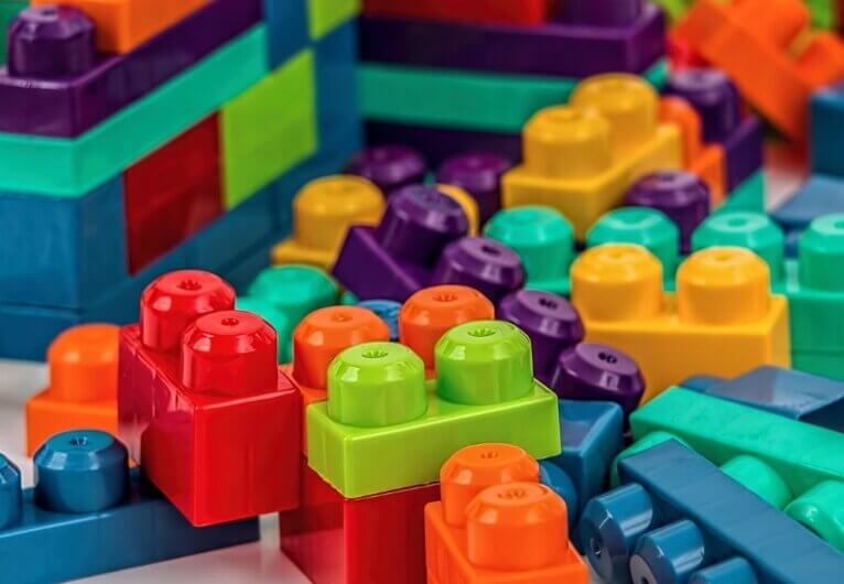 Imagem de blocos de Lego para ilustrar o post cujo título diz que a Europa quer acabar sua perigosa dependência tecnológica da internet dos EUA.