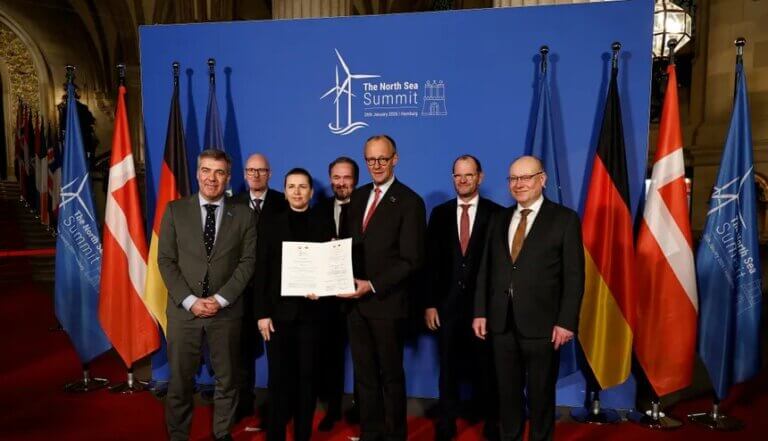 Imagem de autoridades europeias reunidas em encontro oficial para ilustrar que a Europa se uniu para turbinar a energia eólica no Mar do Norte.