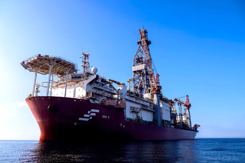 Imagem do navio-sonda da Petrobras para explorar petróleo em alto mar para ilustrar o post cujo título diz que o Brasil anda em corda bamba diplomática e ambiental de alto risco.