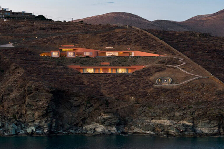 Imagem do projeto Olen para ilustrar o post cujo título diz que um hotel costeiro foi construído semienterrado em falésia.