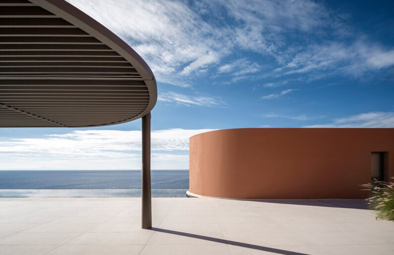 Imagem do mar vista do Olen para ilustrar o post cujo título diz que um hotel costeiro foi construído semienterrado em falésia.