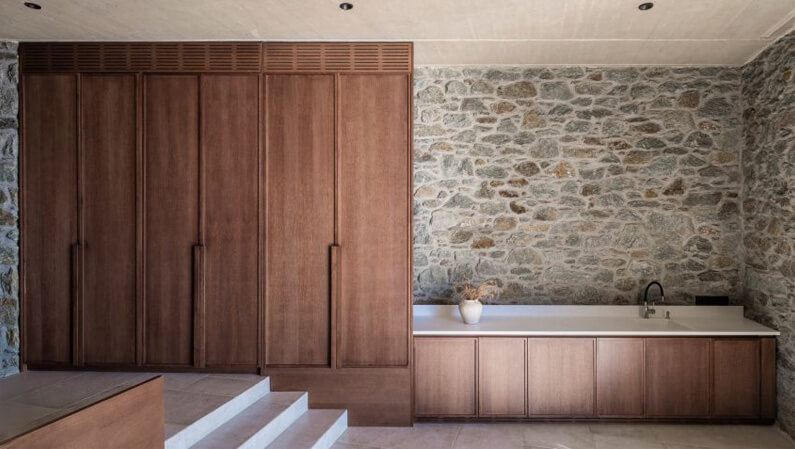 Imagem interior do projeto Olen para ilustrar o post cujo título diz que um hotel costeiro foi construído semienterrado em falésia.