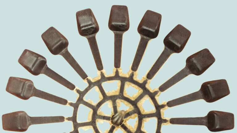 Imagem de colheres feitas de farinha de madeira para ilustrar o post cujo título diz que madeiras, frutas e legumes formam os novos plásticos.