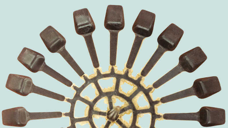 Imagem de colheres feitas de farinha de madeira para ilustrar o post cujo título diz que madeiras, frutas e legumes formam os novos plásticos.