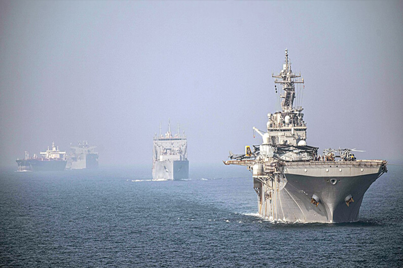 Imagem de quatro navios no mar do Estreito de Ormuz ilustra o post que diz que o custo de materiais de construção pode subir com bloqueio em Ormuz.