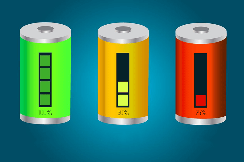 Imagem representando três baterias com com cores e cargas distintas ilustra o post que diz que as baterias de íons de lítio podem revolucionar o armazenamento de energia.