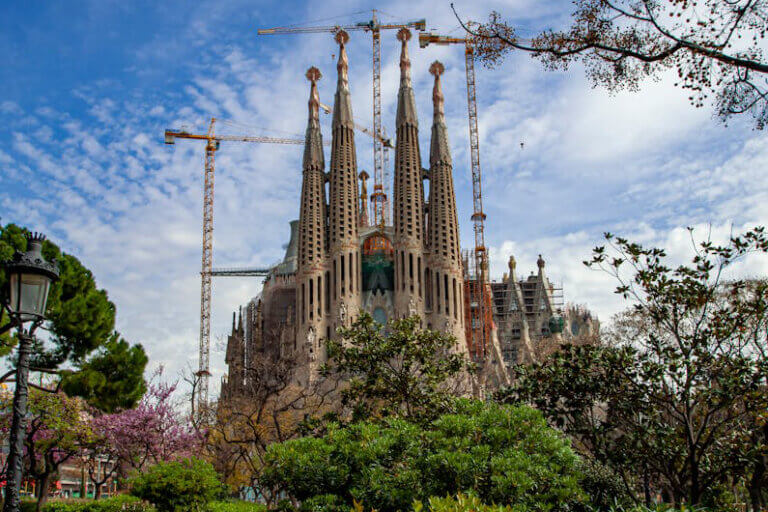 Imagem da Basílica de Barcelona com gruas acopladas ilustra o post cujo título diz que uma joia da arquitetura mundial demorou 144 anos para ser concluída.