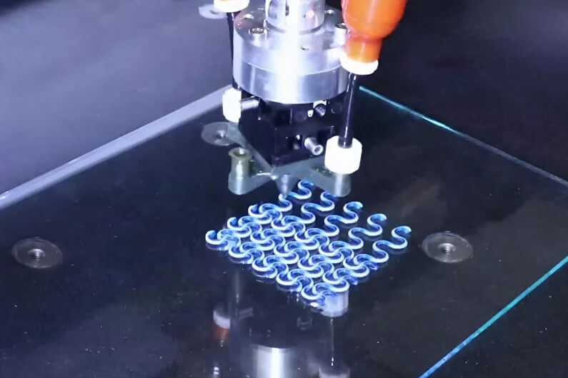 Imagem da impressora 3D criando um material sintético ilustra o post cujo título fala que uma técnica nova de impressão 3D promete criar músculos para robôs
