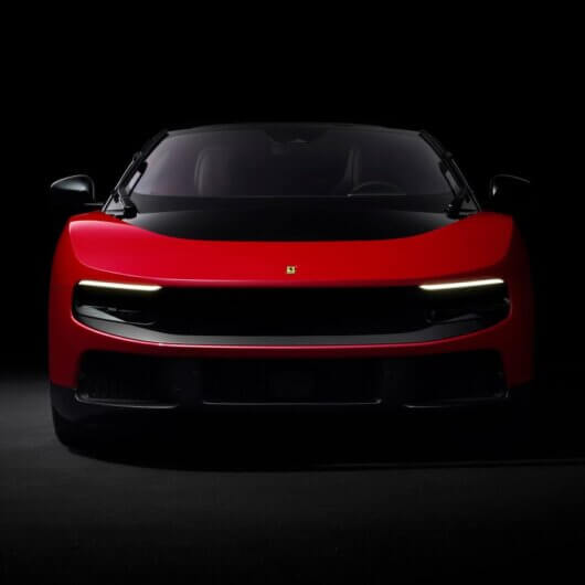 Imagem frontal do carro vermelho e elétrico Luce da Ferrari ilustra o post cujo título diz que o primeiro EV da Ferrari é incrivelmente prático e de 5 lugares.