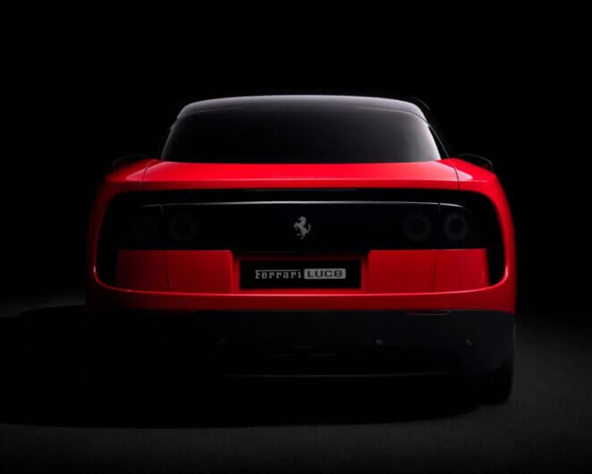 Imagem da traseira da Ferrari Luce para ilustrar o post cujo título diz que o primeiro EV da Ferrari é incrivelmente prático e de 5 lugares.