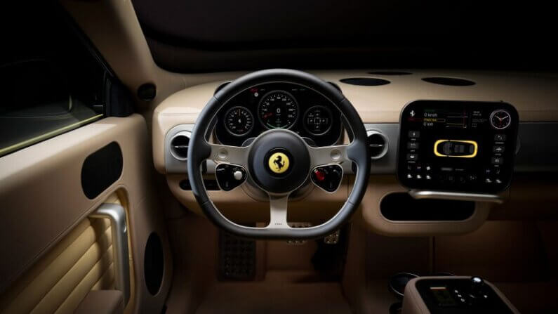 Imagem do interior da Ferrari Luce para ilustrar o post cujo título diz que o primeiro EV da Ferrari é incrivelmente prático e de 5 lugares.