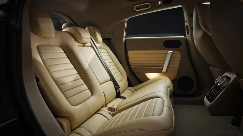 Imagem dos bancos traseiros da Ferrari Luce para ilustrar o post cujo título diz que o primeiro EV da Ferrari é incrivelmente prático e de 5 lugares.