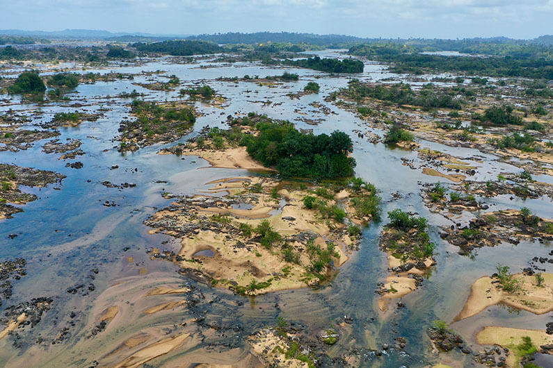 Imagem do leito do rio Xingu sob um céu nublado ilustra o post sobre o dilema de Belo Monte e o conflito por água do rio Xingu.