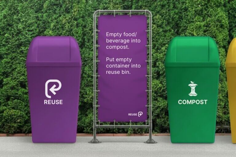 Imagem de dois recipientes plásticos de coleta de materiais reutilizáveis com o novo símbolo de reutilização ilustra o post cujo título diz que as embalagens reutilizáveis têm novo símbolo global.