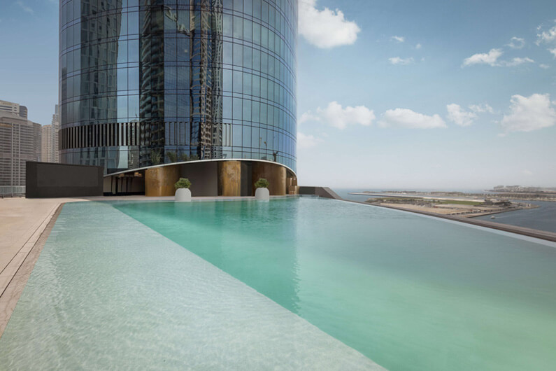Imagem da piscina de borda infinita do arranha-céu ilustra o post cujo título diz que o hotel mais alto do mundo é revelado em fotos.