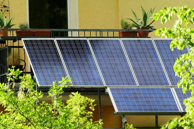 Imagem de placas solares instaladas na varanda de uma casa ilustra o post cujo título diz que os painéis solares para varandas vira projeto de lei na Califórnia.