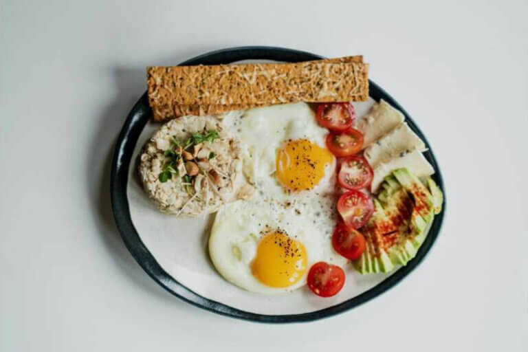 Imagem de um prato de comida com ovos, legumes e verduras ilustra o post cujo título diz: Mapa secreto da sua dieta: combinar alimentos afeta a longevidade.