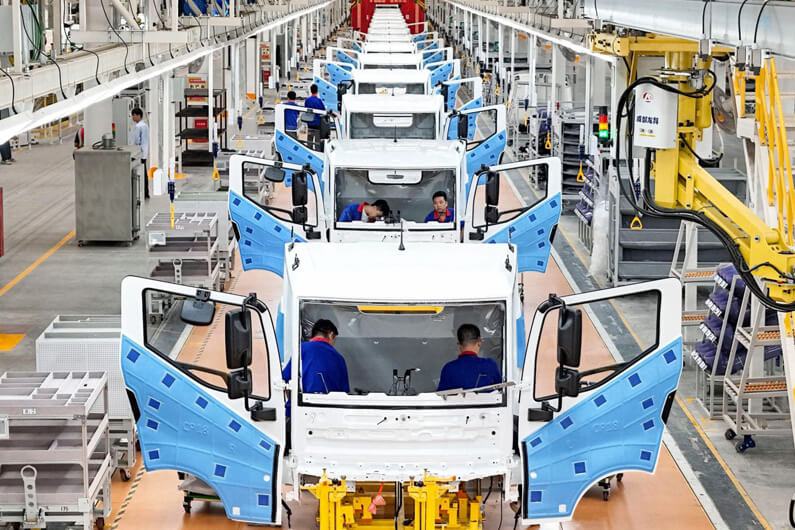 Imagem da linha de montagem de uma fábrica de caminhões pesados elétricos ilustra o post que pergunta: Quando a China vai conseguir eletrificar seus caminhões pesados?