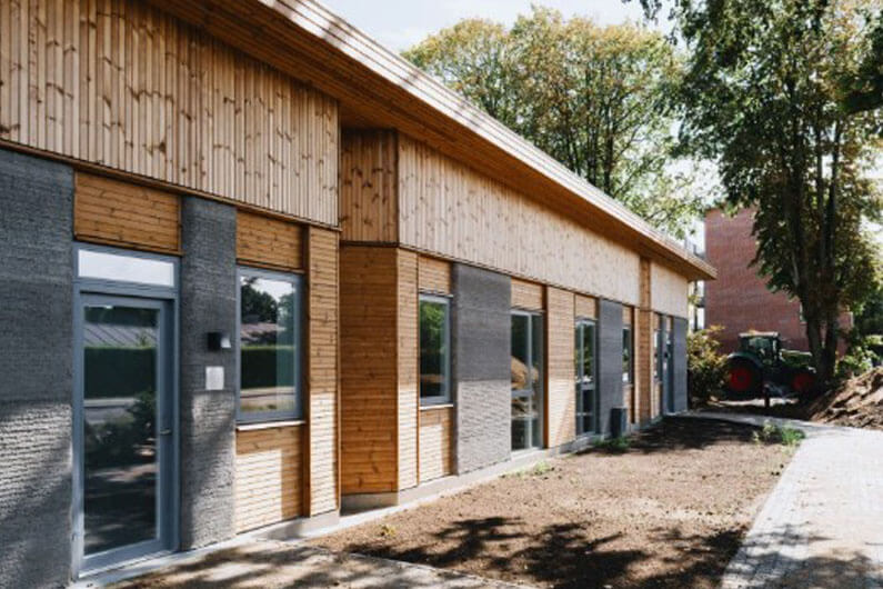 Imagem da parte externa das casas impressas em 3D ilustra o post cujo título diz que um projeto habitacional impresso em 3D é o maior da Europa.