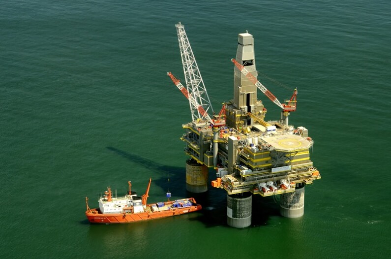 Imagem aérea de uma plataforma de extração de petróleo em alto mar ilustra o post cujo título diz que um projeto britânico de petróleo nas Ilhas Falkland é alvo de ação na Argentina.