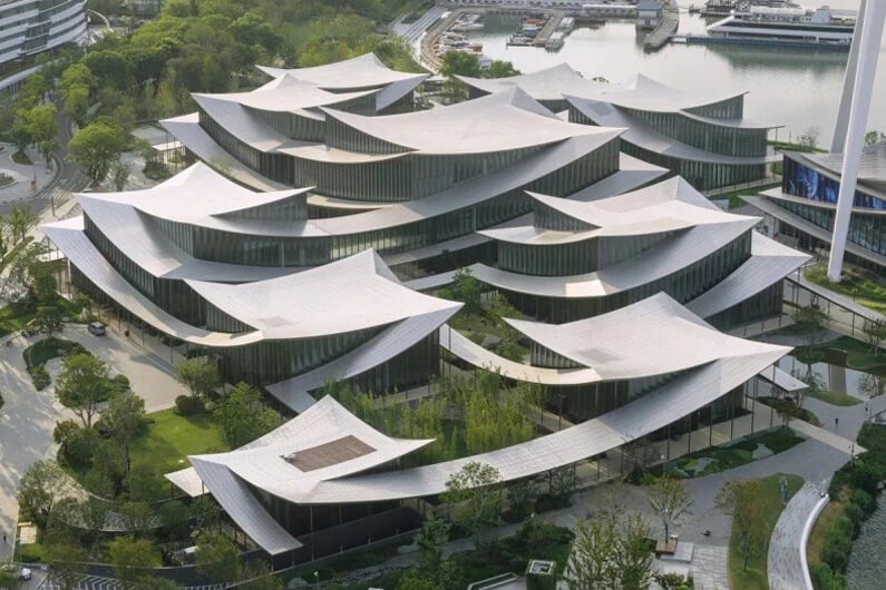 Imagem aérea do museu ilustra o post cujo título diz que o museu de arte mais novo da China reinventa o infinito.