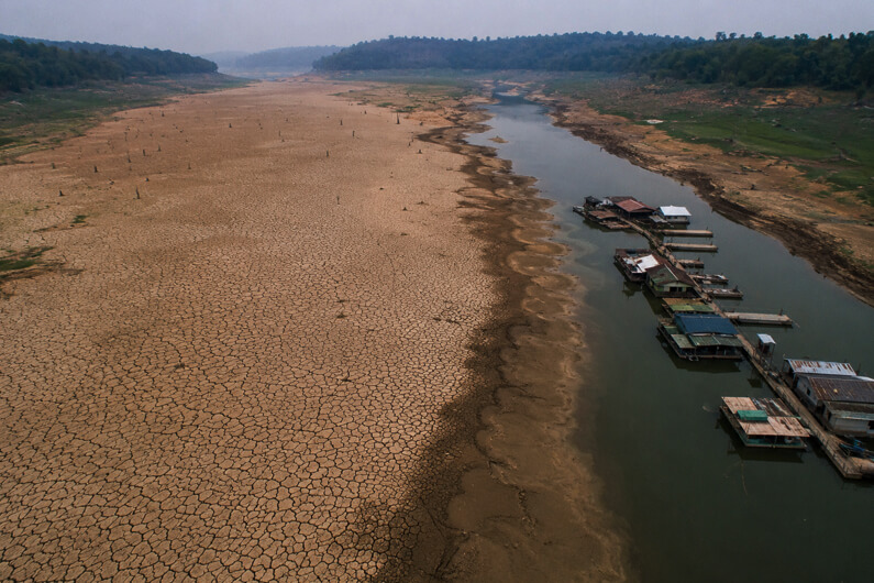 Imagem área do leito de um rio mostrando a terra seca em torno dele ilustra o post cujo título diz que o El Niño deste ano vai quebrar todos os recordes anteriores.