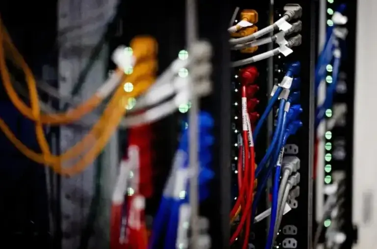 Imagem da fiação de um datacenter ilustra o post cujo título diz que uma proposta da UE prevê classificação energética para data centers.