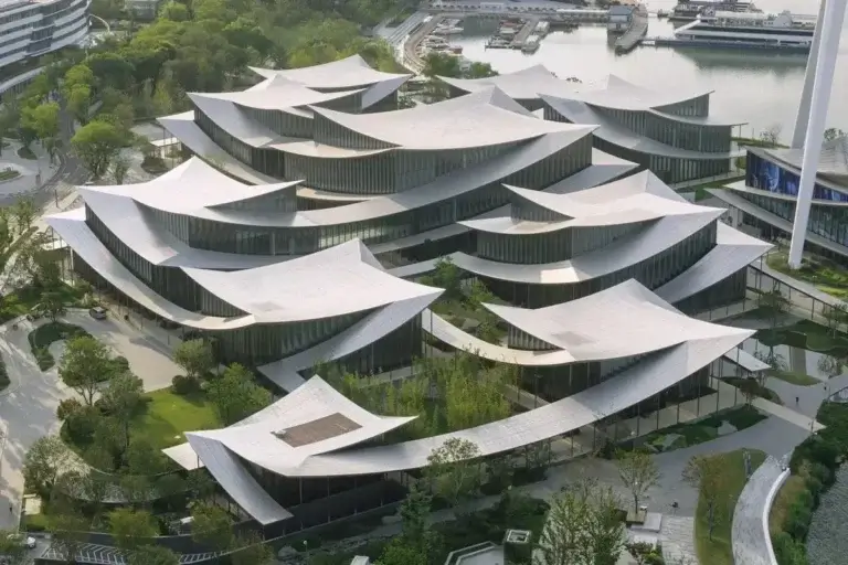 Imagem do museu ilustra o post cujo título diz que o museu de arte mais novo da China reinventa o infinito.